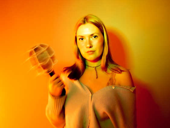 Zeevlinder over manifesteren en haar nieuwe single 'Zwemmen in het geld'