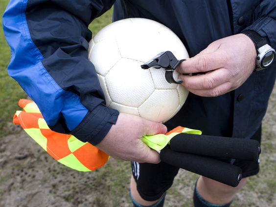 Ger Laffra (89) is scheidsrechter en stoppen wil hij nog lang niet!