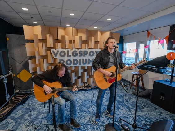 Volgspot Podium: 'In nije dei' - Syb en Peter van der Ploeg