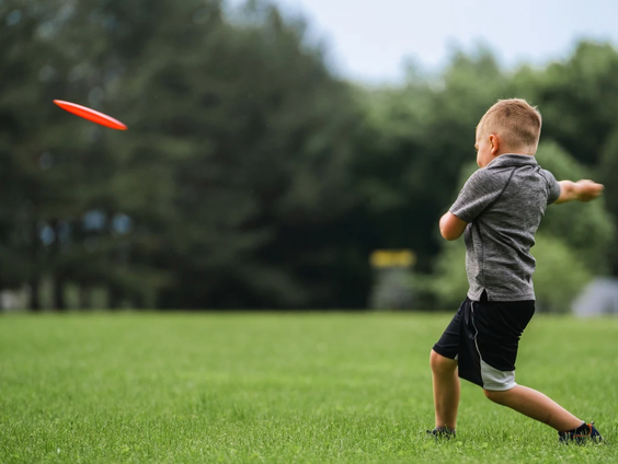 Frisbeeën, gooien met taartborden