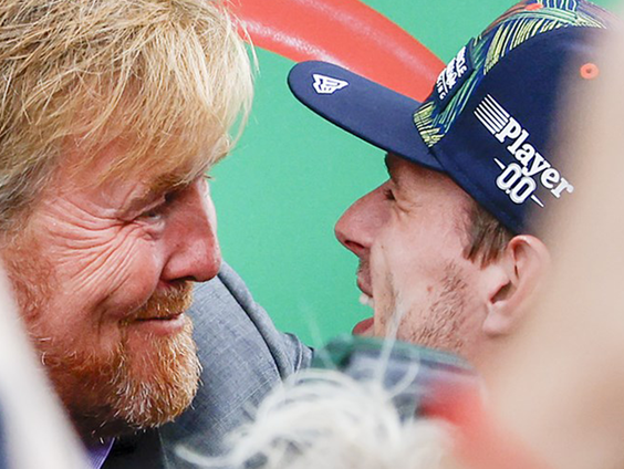 Ans genoot vanaf haar balkon van het Formule 1-weekend