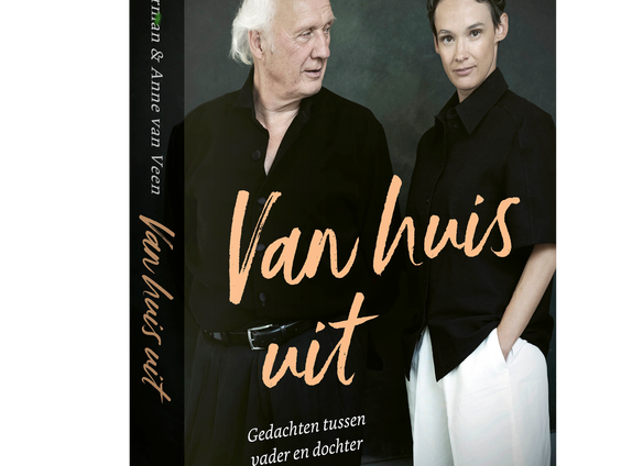 Anne van Veen schreef samen met haar vader Herman het boek 'Van Huis Uit'