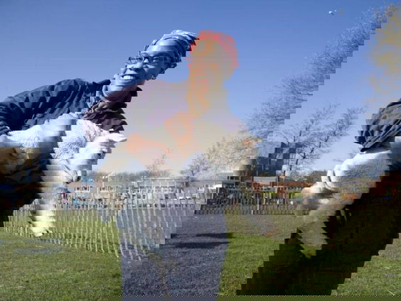 Tom steekt graag zijn handen uit de mouwen op de boerderij van Ipse de Bruggen