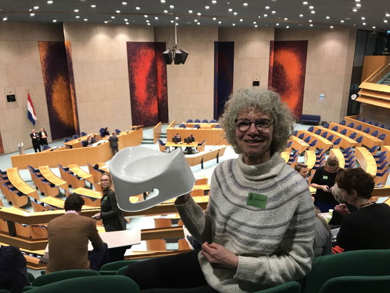 Greetje van Amstel brengt het toilet terug in de trein