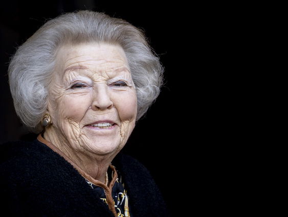 Jarige prinses Beatrix blaast 86 kaarsjes uit