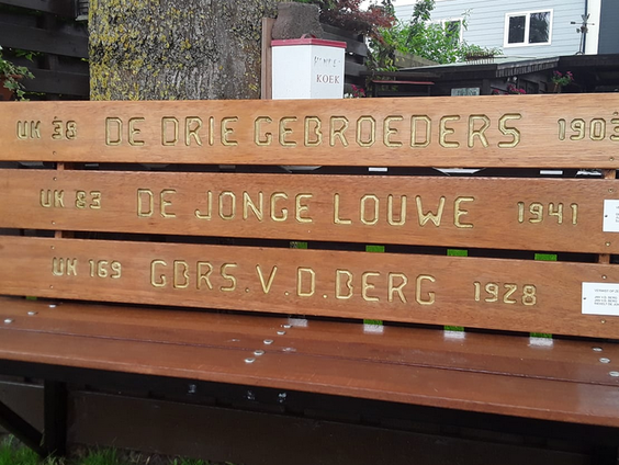 George Regnerus maakt bank van oude houten naamborden Urker viskotters