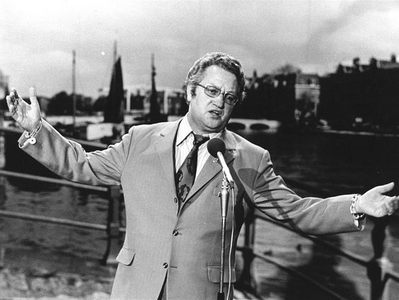 Johnny Jordaan zou vandaag honderd jaar zijn geworden