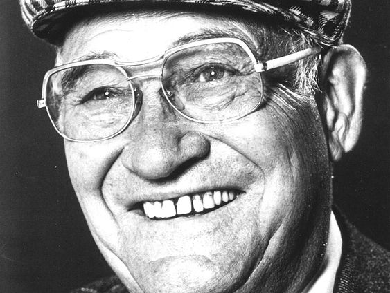 Ik pak m'n pet en druk m'n snor!