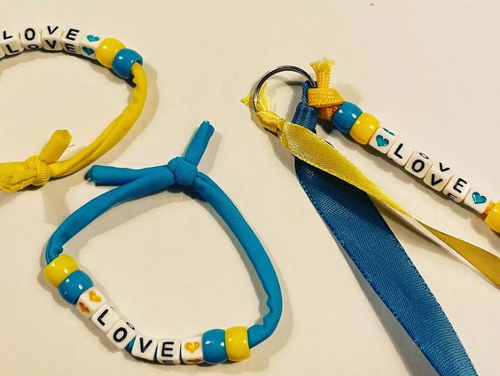 Inzamelingsacties voor Oekraine! Armbandjes, wandelingen en eierballen!