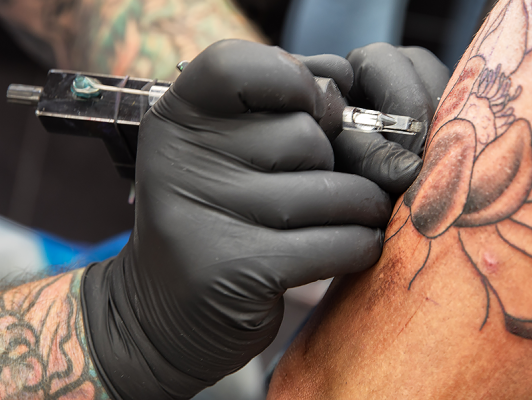 Tattoos als inspiratiebron voor mode-ontwerpers