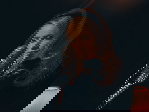 The Voice-winnares Pleun Bierbooms brengt als Plume haar eerste single uit