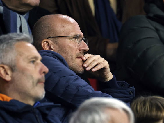 Ajax schorst directeur Kroes voor het kopen van clubaandelen vlak voor benoeming