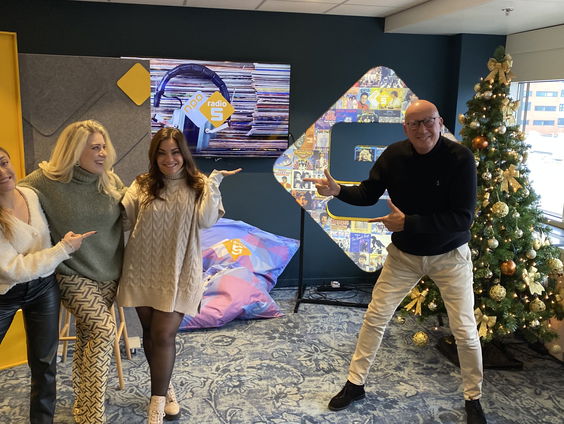 OG3NE in de studio over hun nieuwe single 'Christmas On My Doorstep'