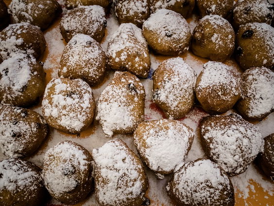 Drukte bij de oliebollenkramen