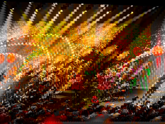 Dwight Dissels zingt met koor in EO-programma Stralend Kerstfeest