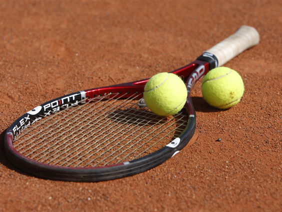 Wietze Landman uit Putten is 85 jaar en doet binnenkort mee aan het NK Tennis!