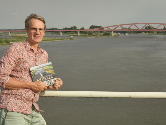 De rivier stroomt tussen oorlog en vrede