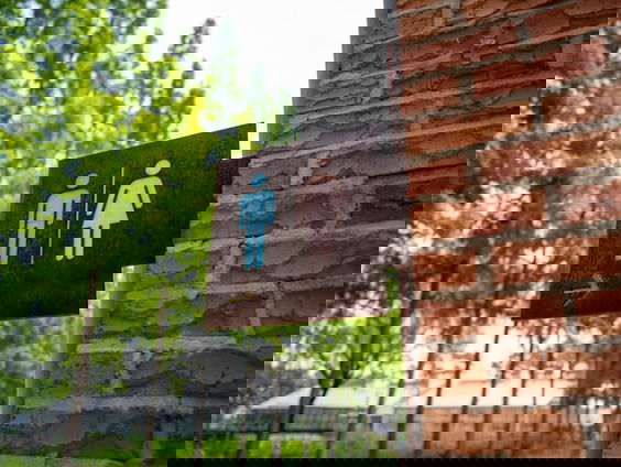 Te weinig openbare toiletten? Dan maar wildplassen...