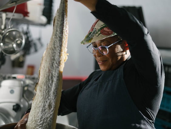 Judith Cyrus vertelt het verhaal van slavernij door te koken