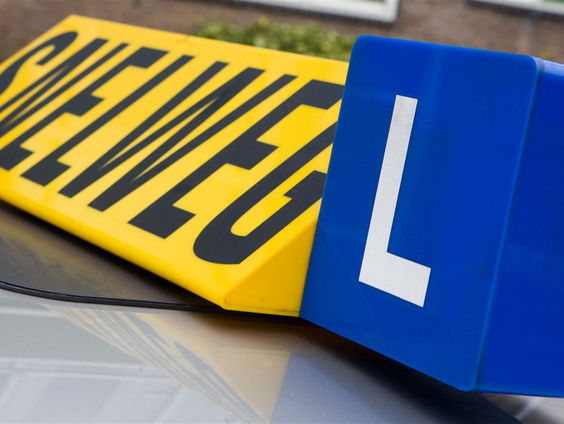 Oek de Jong startte op zijn 66ste met autorijlessen en schreef er het boek 'Man Zonder Rijbewijs' over