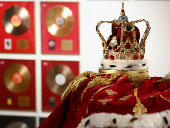 Sikke snuffelt tussen 30000 spullen van Freddie Mercury