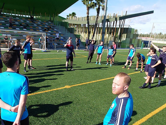 Renee kijkt uit naar een voetbaltrainingskamp in Spanje