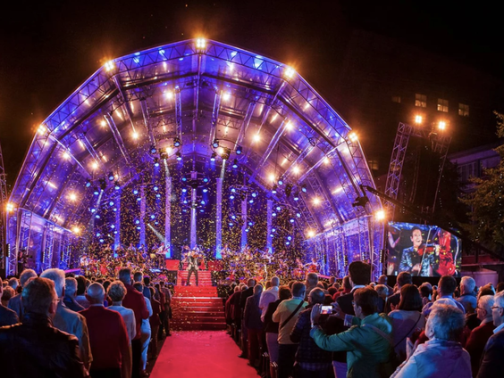 The Maestro Guido Dieteren staat met zijn European Pop Orchestra weer op de Markt in Kerkrade