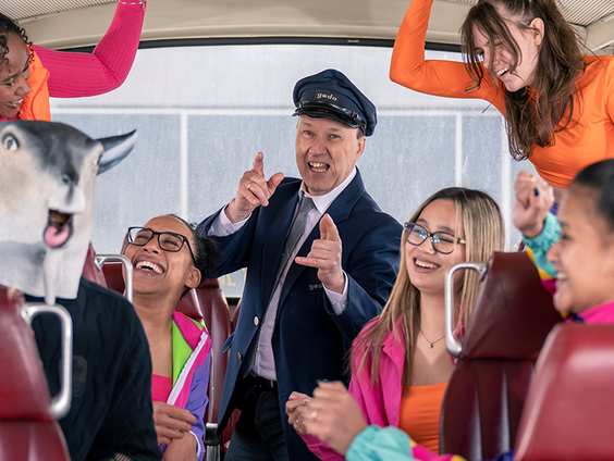 Zingende buschauffeur Burdy heet je Welkom in de bus