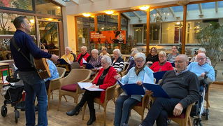 Ouderen in Rotterdam zingen tegen eenzaamheid