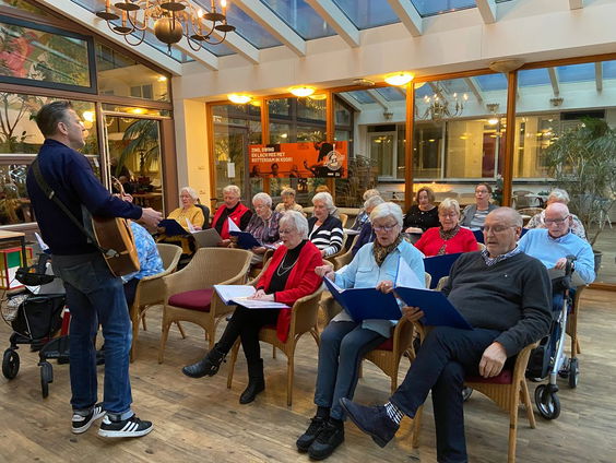 Ouderen in Rotterdam zingen tegen eenzaamheid