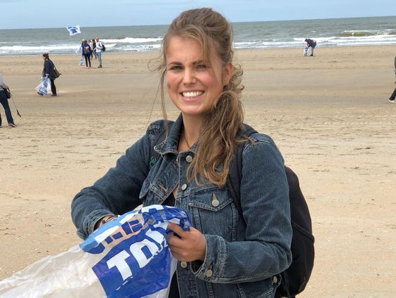 Burgerwetenschapper Raisa houdt het strand schoon