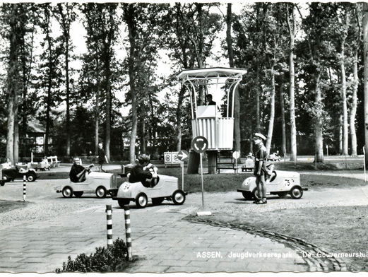 Henk Brink tikt oude bus van Verkeerspark Assen op de kop