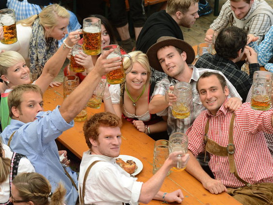 Wie een Oktoberfest bezoekt, draagt traditionele lederhose en dirndl!