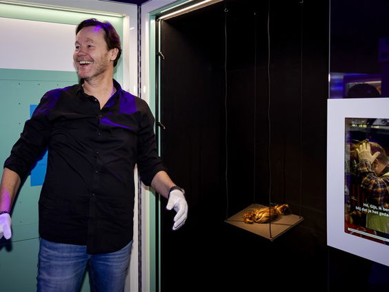 Gijs Staverman doneert zijn paardenstaart voor Beeld en Geluid