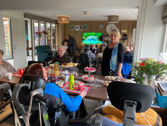 Tom is in de gezelligste zorghuiskamer van Nederland