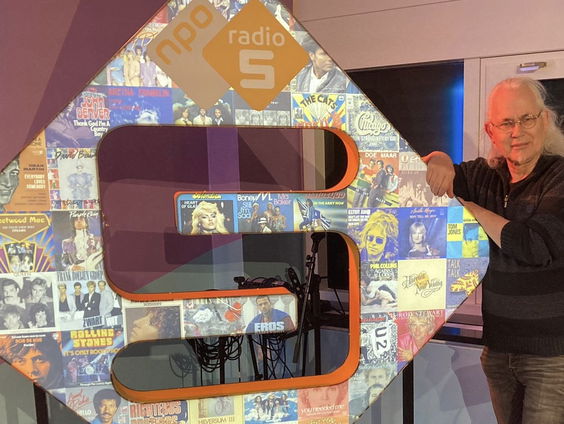 Samen, in plaats van alleen