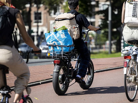 Hoe gaan we ervoor zorgen dat elektrische fietsen minder hard rijden?