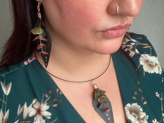 Denise maakt van oude fietsbanden sieraden!