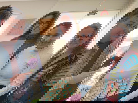 Henk verrast Zorgheld bij het Leger Des Heils met taart!