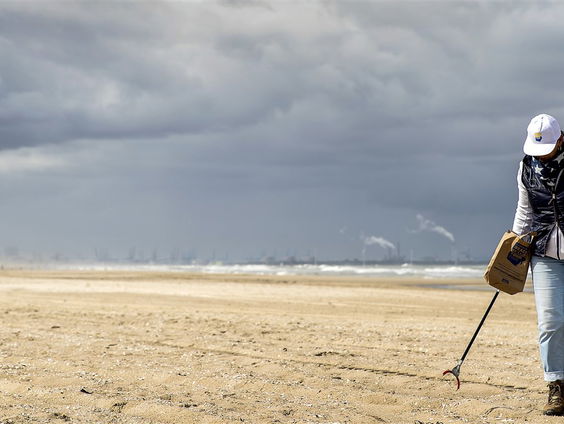 Met je prikstok een stukje wandelen voor de Clean-Up Walk