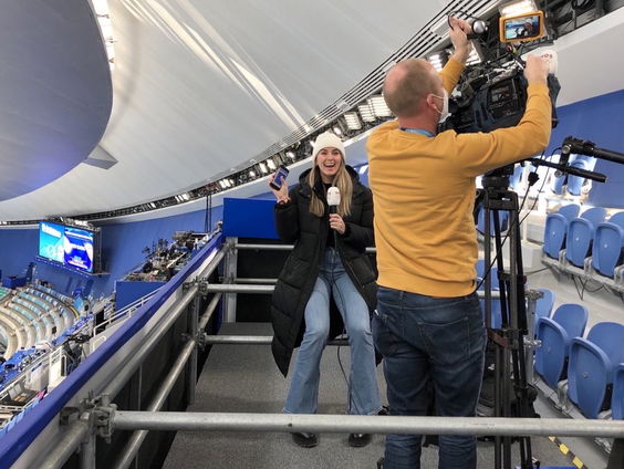 NOS-sportverslaggever Eline de Zeeuw met een olympische update