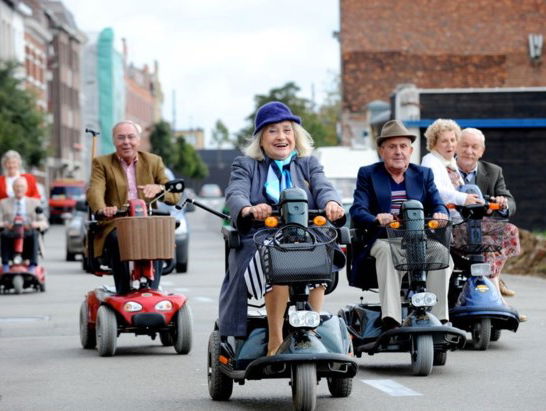 Cor de Jong geeft scootmobielrijles