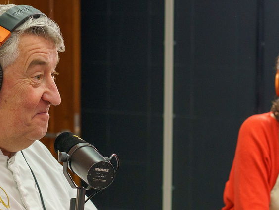 Robèrt van Beckhoven beantwoord vragen van luisteraars tijdens de Lunch Lekker Kerstspecial