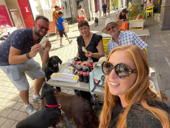 VakantieVerslaggever Annemarie de Leeuw op vakantie in Bretagne met familie en honden
