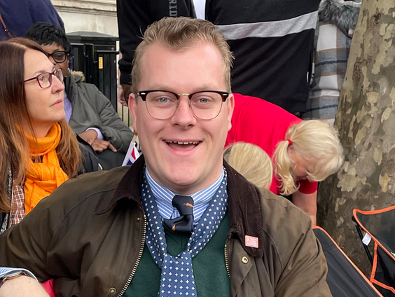 Ken keek zijn ogen uit tijdens de kroning van Charles III