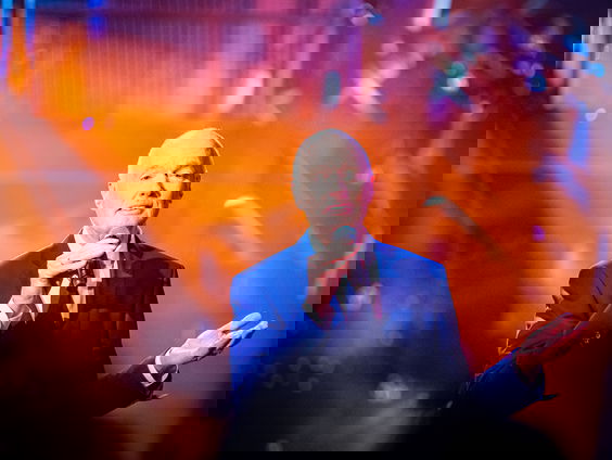 Ferdi Bolland zingt Nederlandse versie van Driving Home For Christmas in EO-programma Stralend Kerstfeest