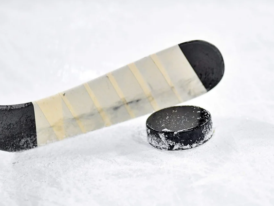 De beuk erin met die puck