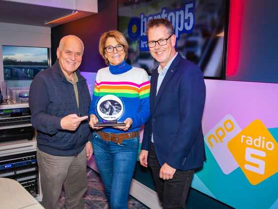 Marcella Mesker ontvangt de Theo Koomen award