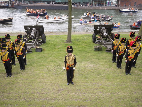 De Italiaanse president krijgt 21 saluutschoten van ons. Waarom?