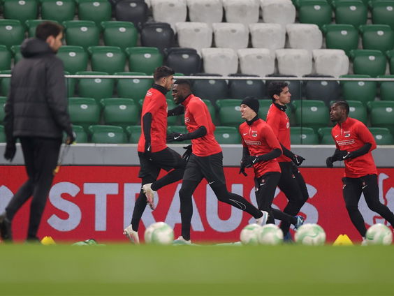 Een spannende avond voor AZ. Supporters blijven thuis.